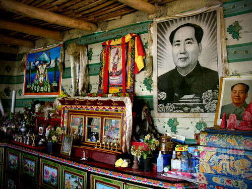 Mao Zedong dipuja bersama dewa-dewi Budha di altar sebuah rumah di pedalaman Tibet. (AGUSTINUS WIBOWO)