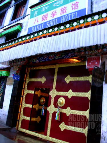 Banakshol Hotel, backpacker ghetto di ibu kota Tibet. (AGUSTINUS WIBOWO)