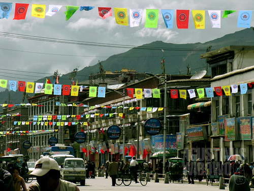 Panji-panji perayaan berdirinya Tibet Autonomous Region di bawah pemerintahan Republik Rakyat China menghiasi jalan utama Lhasa. (AGUSTINUS WIBOWO)