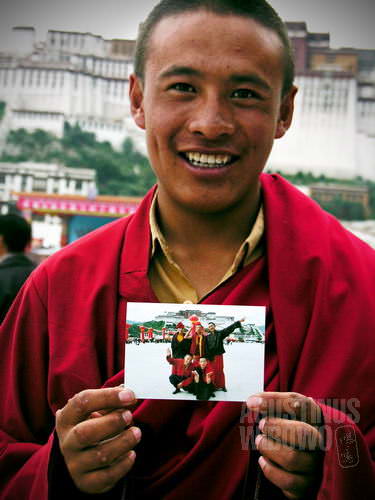 Biksu muda dari Qinghai di depan Istana Potala. (AGUSTINUS WIBOWO)