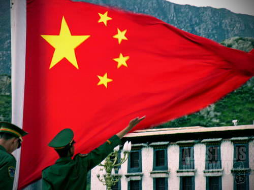 Pengibaran bendera Republik Rakyat China di depan Potala. (AGUSTINUS WIBOWO)