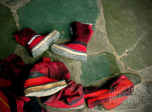 Sepatu biksu berserakan di depan ruang pembacaan sutra (AGUSTINUS WIBOWO)