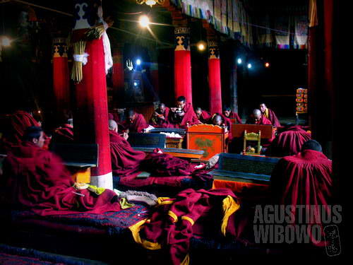 Para biksu menikmati makan siang di ruang sembahyang.(AGUSTINUS WIBOWO)