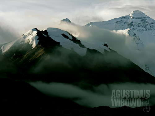 Puncak Everest dibalut awan.(AGUSTINUS WIBOWO)