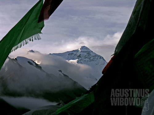 Panji-panji doa berkibar di Everest Base Camp. (AGUSTINUS WIBOWO)