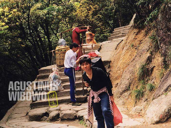 Saya pertama kali mendaki Huangshan di tahun 2000, bersama barisan porter yang mengangkut makanan dari kaki hingga ke puncak gunung (AGUSTINUS WIBOWO)