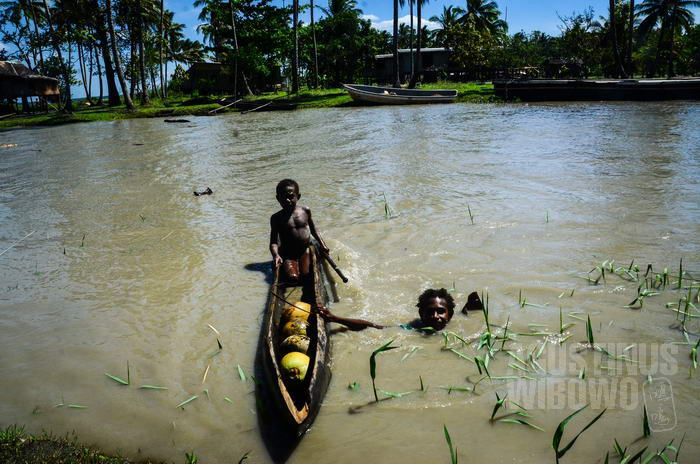 Untuk bepergian dari sisi desa yang satu ke desa yang lain, mereka perlu mendayung kano