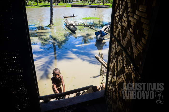 Seluruh desa Doumori terendam banjir sedalam mata kaki sampai lutut setelah sungai mengalami pasang