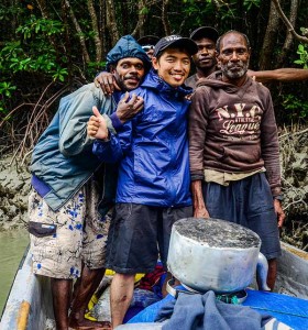 Foto: AGUSTINUS Wibowo bersama penduduk Papua Nugini. Saat memulai "backpacking" 14 tahun lalu, Agustinus belum mengenal tiket penerbangan murah. Hal itu sama sekali tak menyurutkan niatnya mulai berkeliling dunia.*