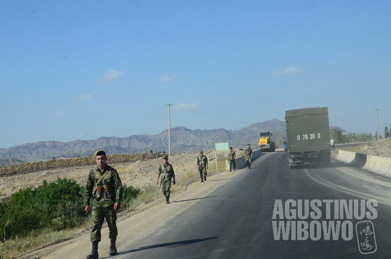 Patroli tentara Kirgiz di daerah perbatasan Tajikistan.