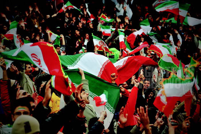 1pic1day-130916-iran-nationalism-in-footbal-stadium
